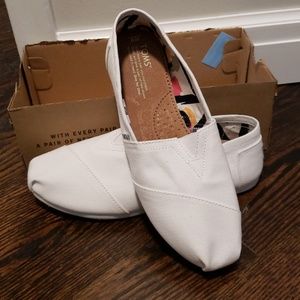 Never Worn Tom's classic canvas